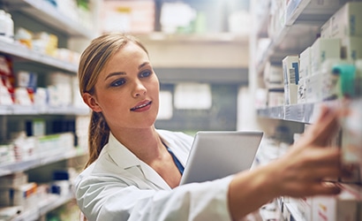 Lady-mit-Laptop-aus-dem-Bereich-Gesundheitswesen